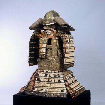 白糸威棲取鎧　兜、大袖付 附唐櫃（しろいとおどしつまどりよろい　かぶと、おおそでつき つけたりからびつ）