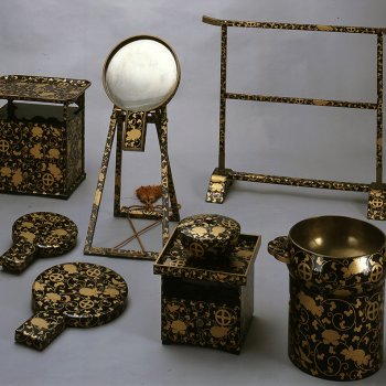 菊牡丹唐草轡十字紋蒔絵漆器