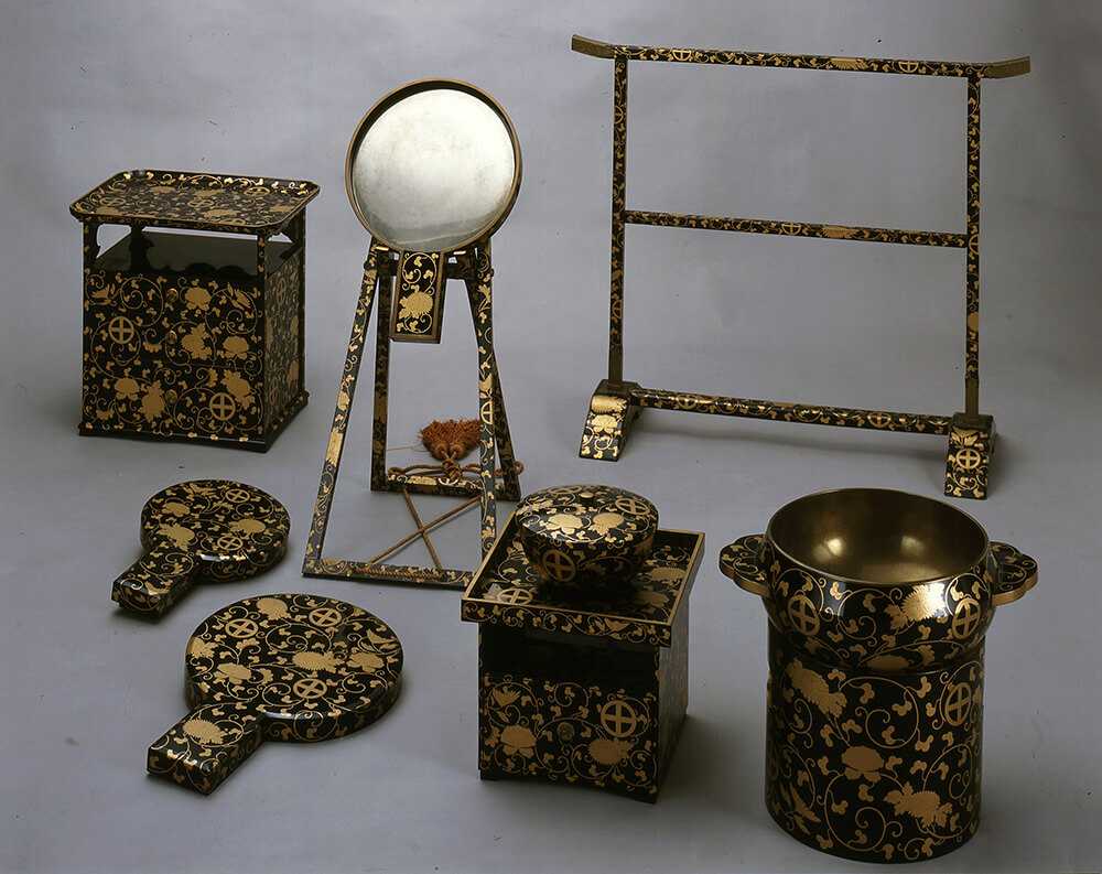 菊牡丹唐草轡十字紋蒔絵漆器