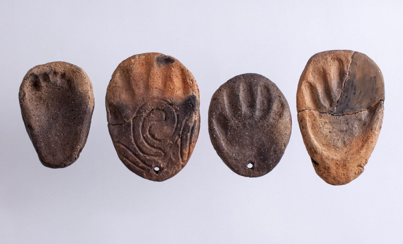 手形・足形付土版（六ヶ所村大石平(1)遺跡出土)