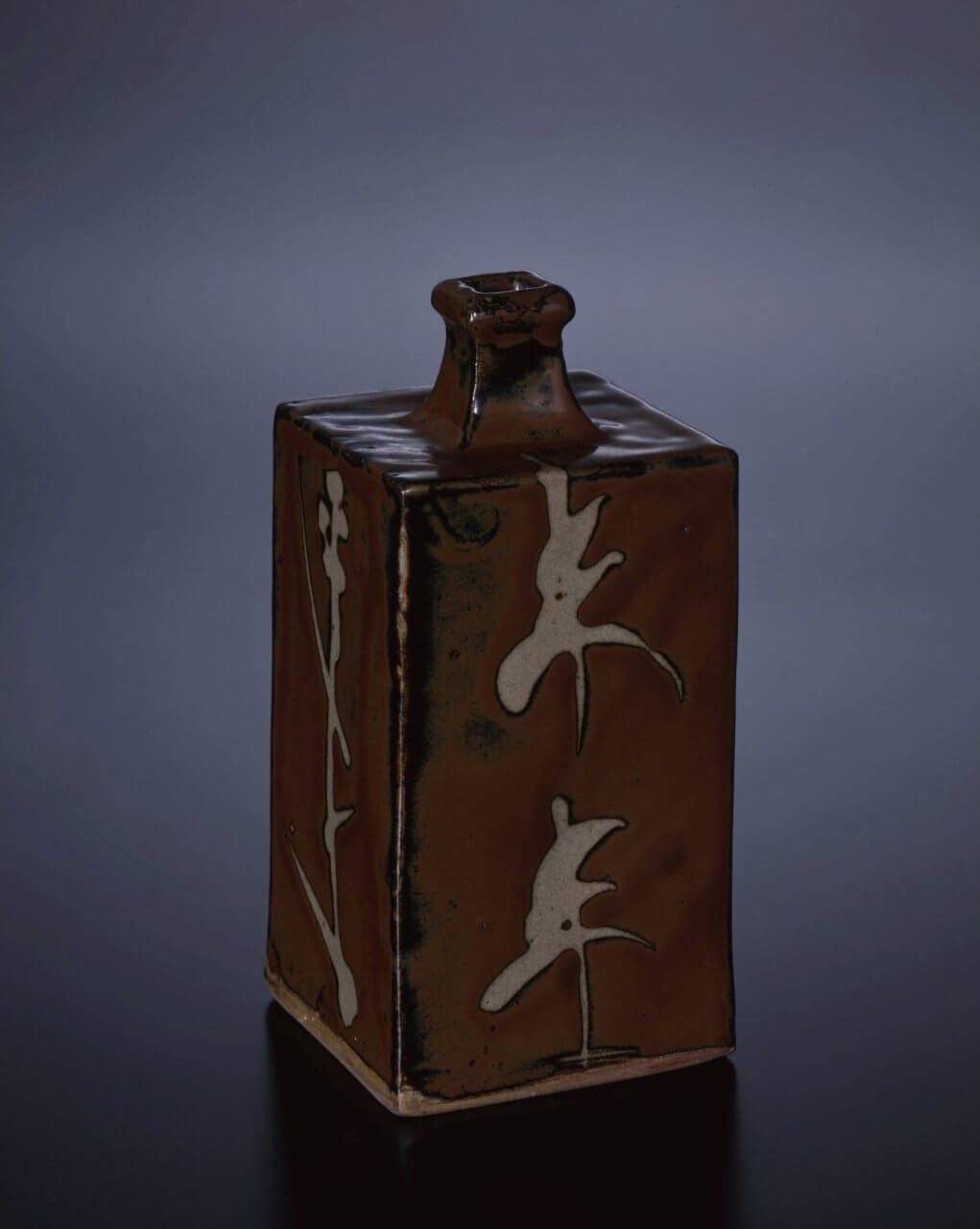 濱田庄司《柿釉抜絵角瓶》