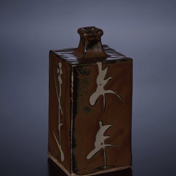 濱田庄司《柿釉抜絵角瓶》