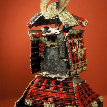 赤糸威鎧 兜、大袖付 附唐櫃（あかいとおどしよろい かぶと、おおそでつき つけたりからびつ）